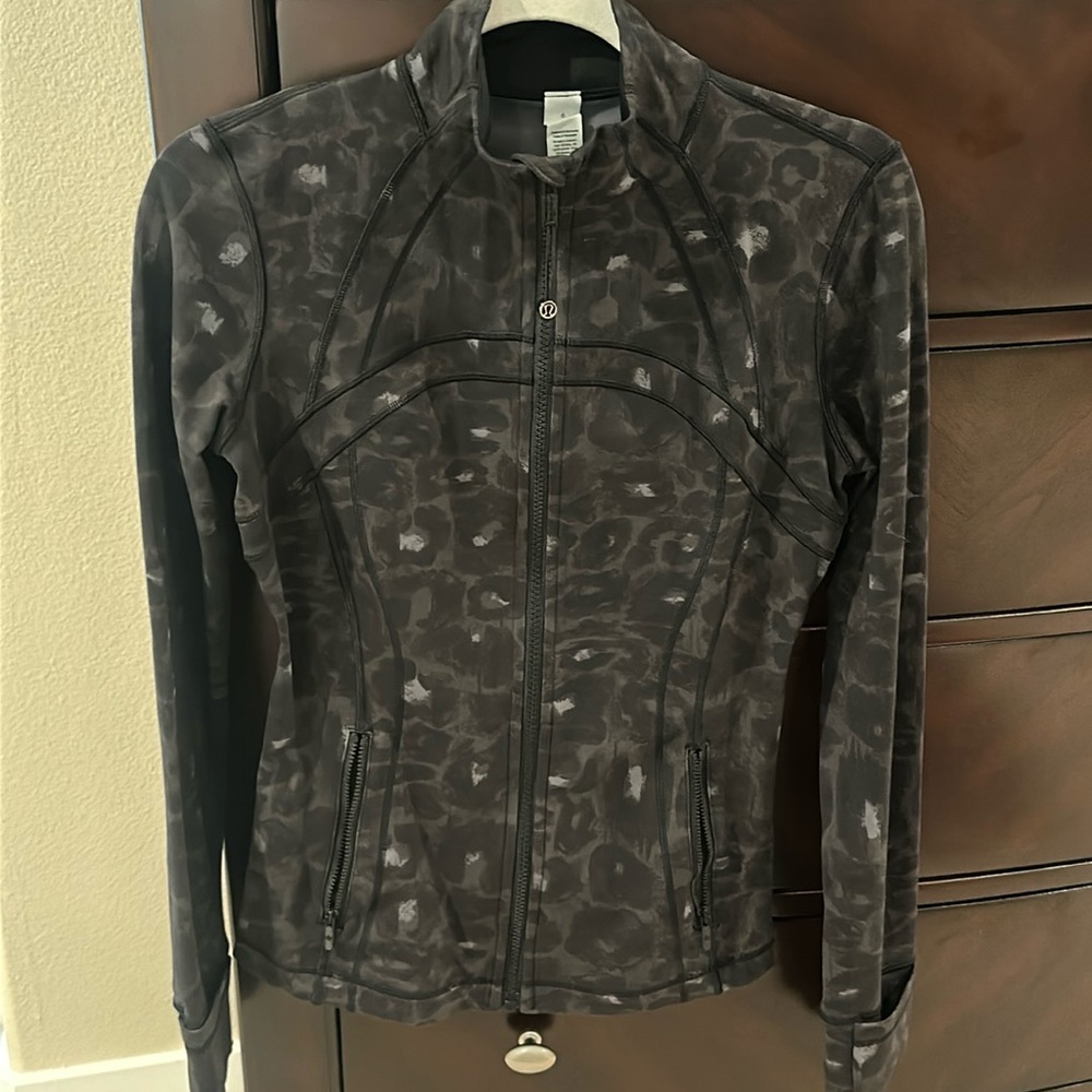 Lululemon define jacket in spray leopard black multi
